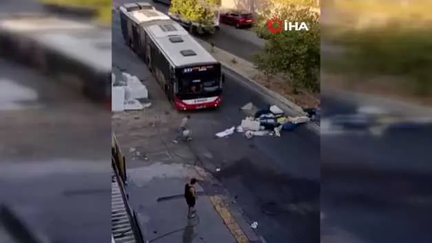 Buca'da isimler değişti tablo değişmedi: Çileden çıkan vatandaş çöpleri yola saçtı