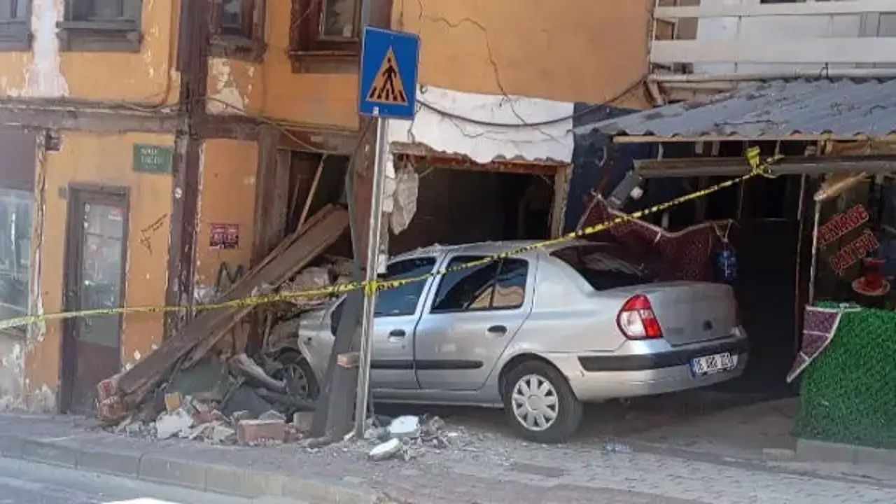 Bursa'da freni boşalan otomobil eve girdi