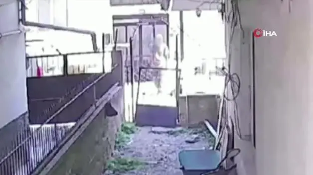 Bursa'da hurdacı bir evin demir kapısını söküp el arabasına yükleyip götürdü
