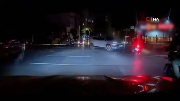 Bursa'da kırmızı ışıkta geçen otomobil motosiklete çarptı
