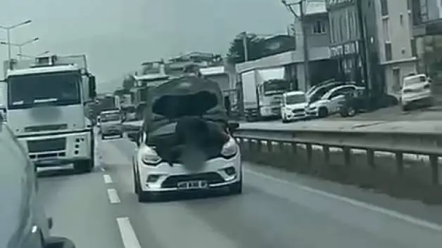 Bursa'da seyir halindeki otomobilin kaputunu açarak tamir yaptı