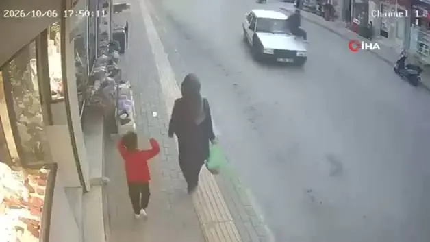 Bursa’da yanlayan aracın çarptığı yaya istifini bozmadı: Hiçbir şey olmamış gibi yürüdü!