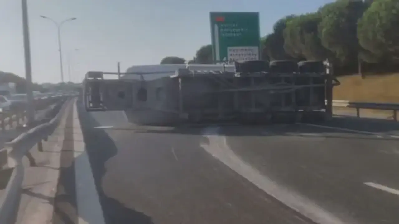 Büyükçekmece'de beton tankeri devrildi: TEM Otoyolu Ankara istikameti kapandı