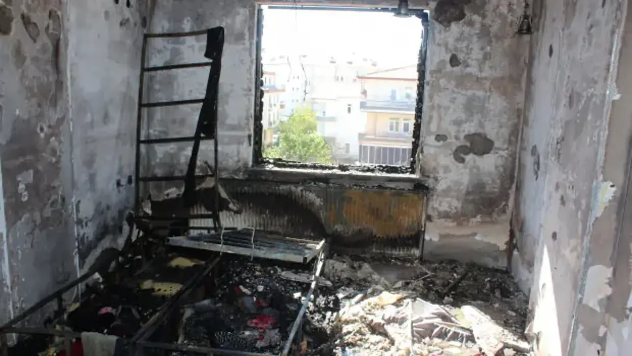 Çakmakla oynayan 2 yaşındaki çocuk evi yaktı