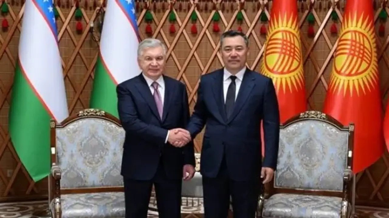 Caparov Mirziyoyev'e Manas Devlet Nişanı takdim etti