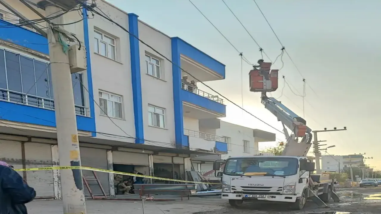 Çatı sacı elektrik teline değdi: Akıma kapılan usta öldü, 2 çırak ağır yaralı