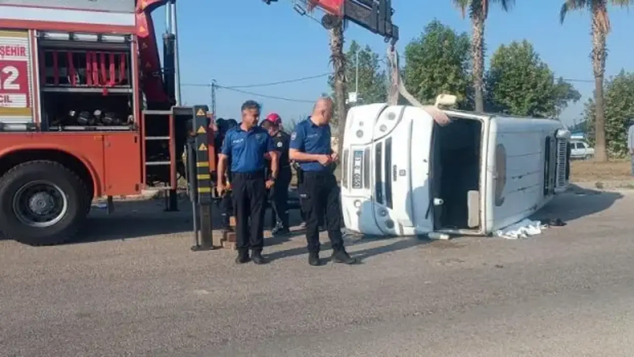 Ceyhan'da minibüs ile otomobil çarpıştı: 1 ölü, 3 yaralı