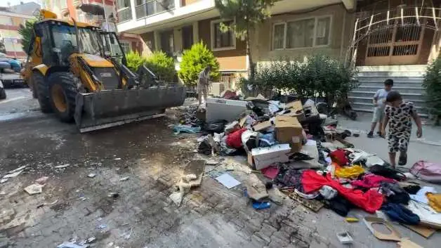 Cezaevinde olduğu için 7 aydır kira ödeyemedi, ev sahibi eşyaları sokağa attı