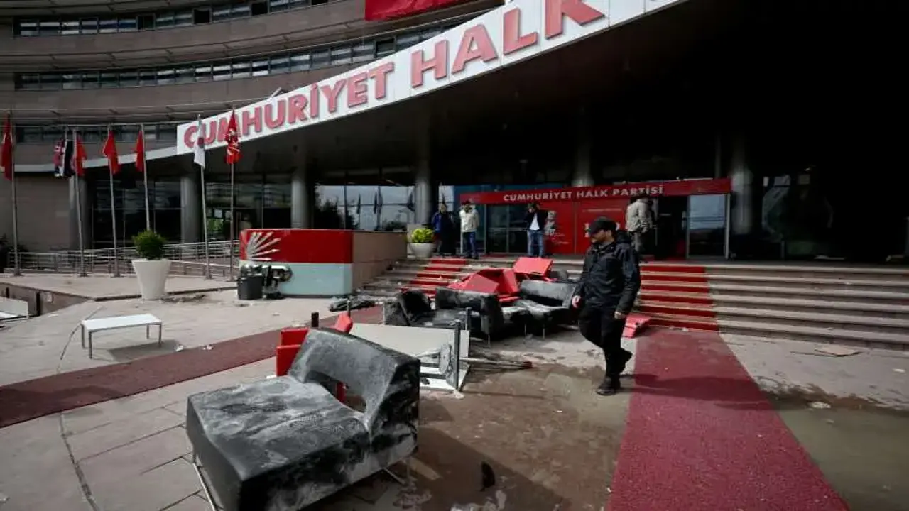 CHP Genel Merkezi savaş alanına döndü! Temizlik başladı