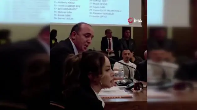 CHP'den istifa eden Konyaaltı Belediye Başkanı Kotan'ın katıldığı meclis toplantısında gerginlik yaşandı
