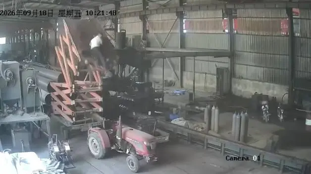 Çin'de fabrikada korkunç kaza: İki işçi forkliftten düştü!