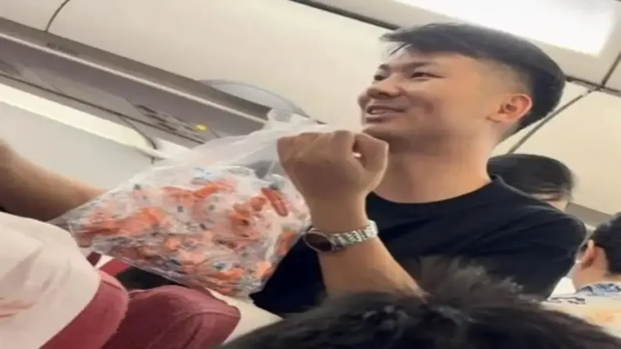 Çinli baba uçakta bebeği ağlar diye yolculara tıkaç dağıttı