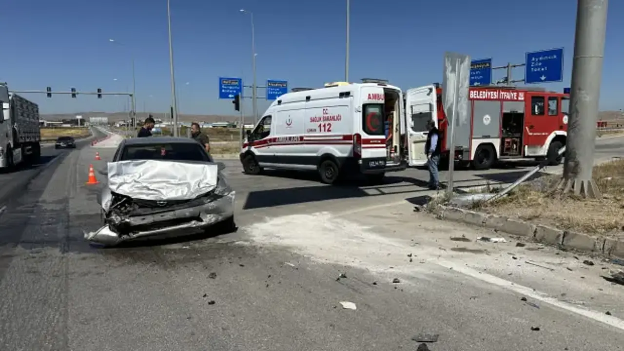 Çorum'da çarpışan 2 otomobildeki 5 kişi yaralandı