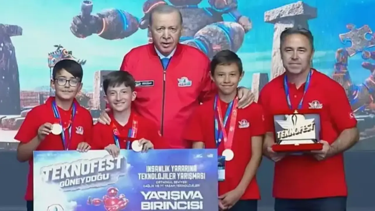 Çorumlu öğrenciler ödülünü Cumhurbaşkanı Erdoğan'ın elinden aldı