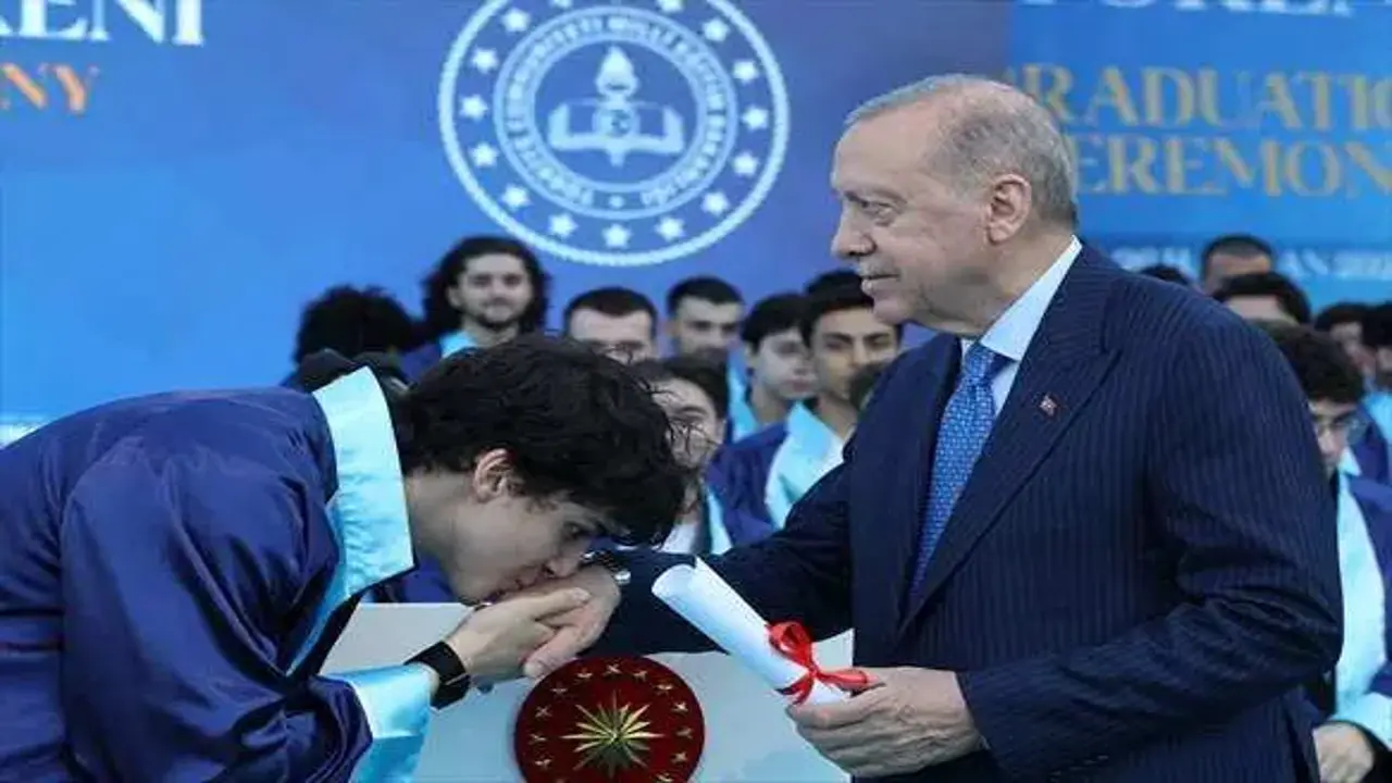 Cumhurbaşkanı Erdoğan'ın torununun mezuniyet heyecanı! Diplomasını takdim etti