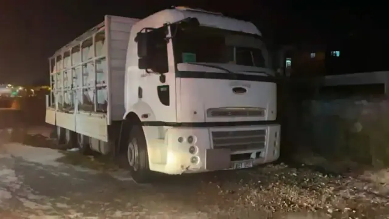 D-100 kara yolunda 'asit sızıntısı' alarmı: Trafiğe kapatıldı, 2 kişi yaralandı!
