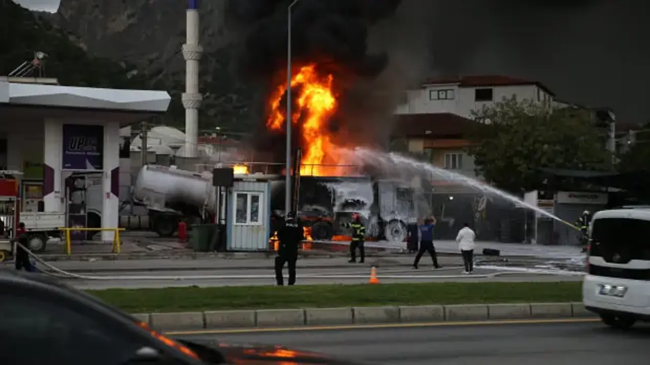 Denizli'de akaryakıt istasyonunda tanker yangını: Ekipler müdahale ediyor