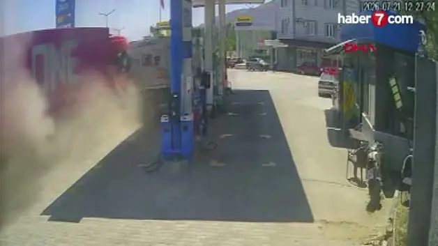 Denizli'de şoförünü arı sokan tır, başka bir tıra çarptı