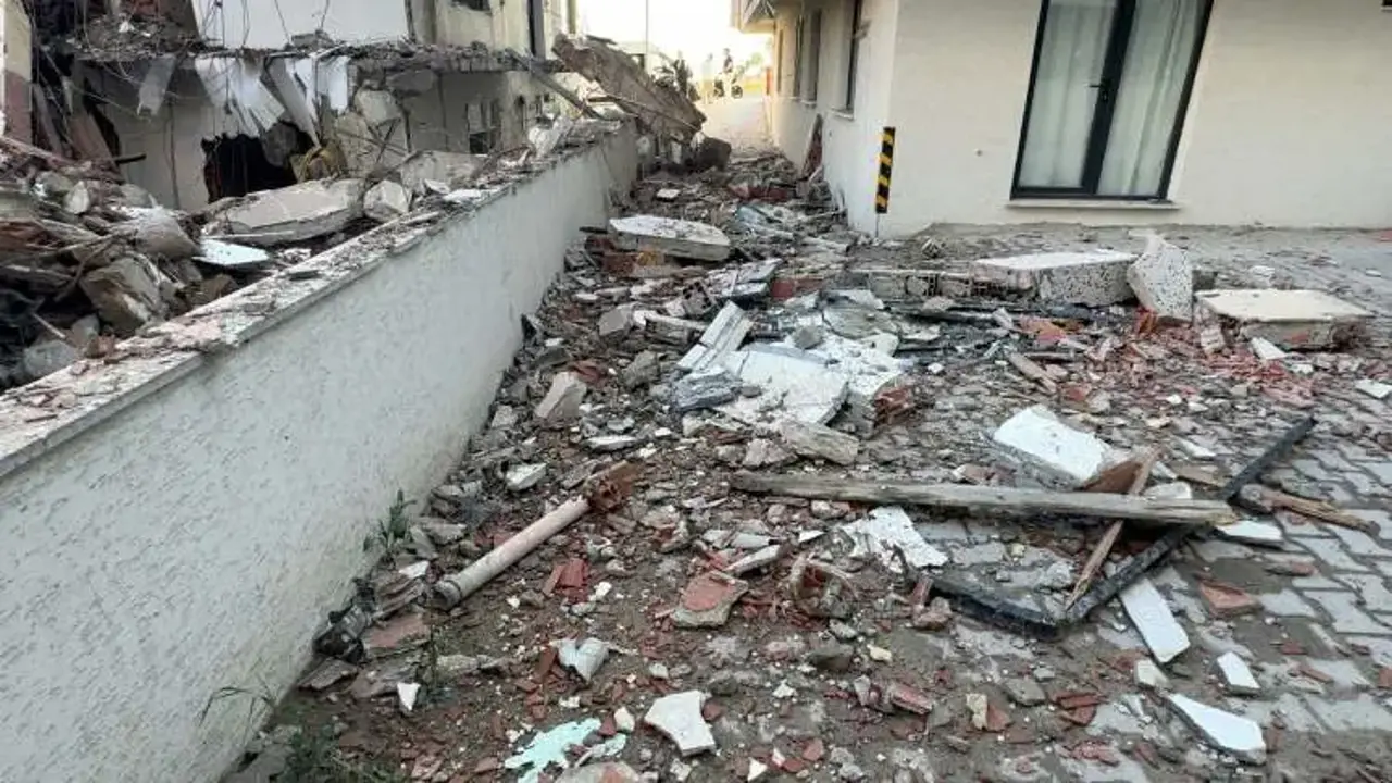 Deprem oldu sandılar: Devrilen kolon komşu binayı harabeye çevirdi