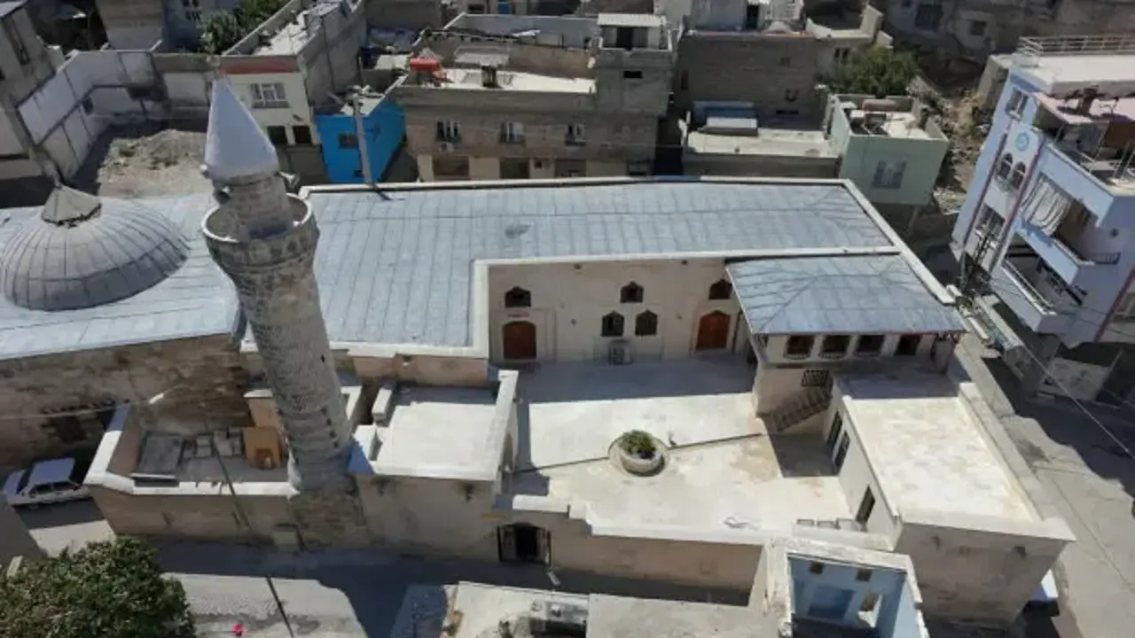 Depremde hasar gören iki tarihî cami Mevlid Kandili’nde yeniden ibadete açılıyor