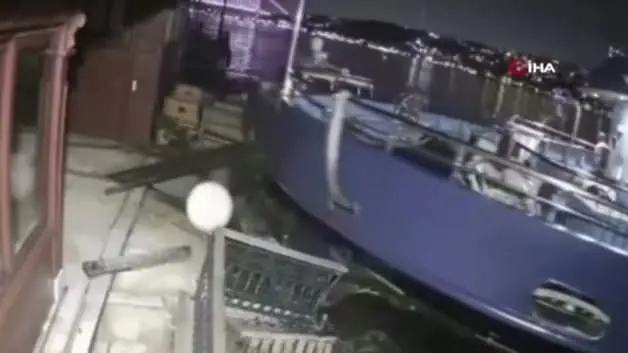 Derin Mermerci'nin Boğaz'da bulunan tarihi yalısına yolcu vapuru çarptı
