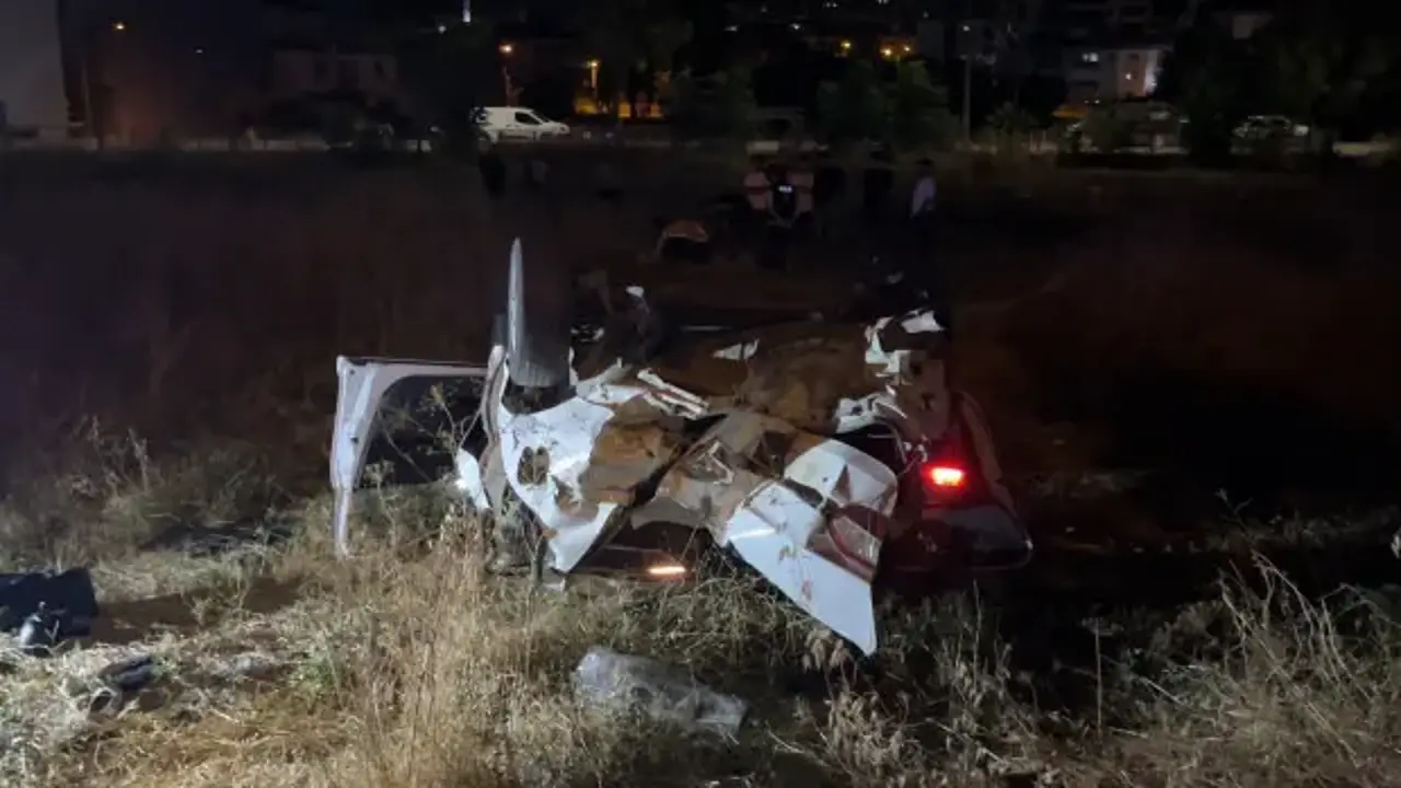 Direksiyon hakimiyetini kaybeden otomobil tarlaya uçtu: Yaralılar var