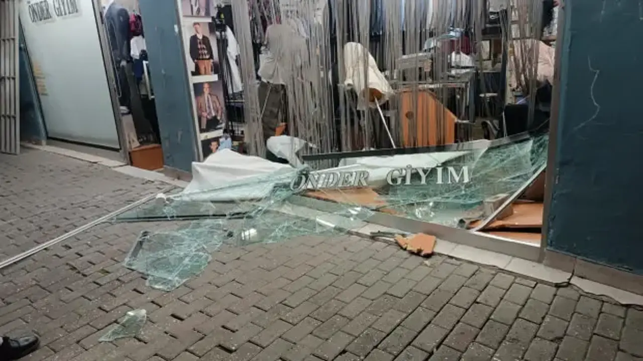Direksiyon hakimiyetini kaybeden sürücü dükkana girdikten sonra firar etti