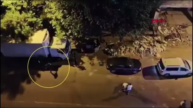 Diyarbakır'da 1 kişinin silahla yaralandığı silahlı kavga kamerada