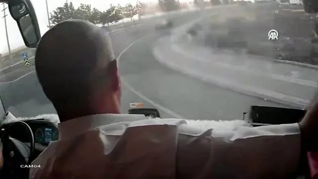 Diyarbakır'da feci kaza: Otomobil kaldırımdaki anne ve 2 çocuğuna çarptı!