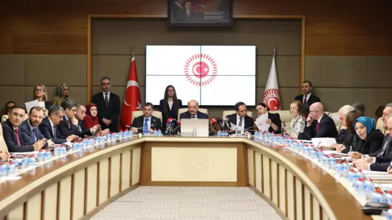 Doğum izinleri uzuyor, sosyal medya ve dijital oyunlara yeni düzenleme geliyor