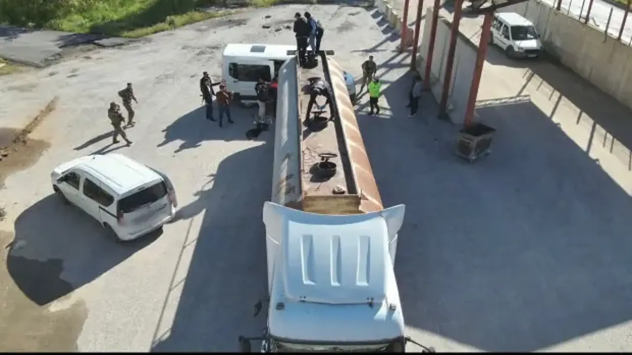 Durdurulan tankerden 30 düzensiz göçmen çıktı