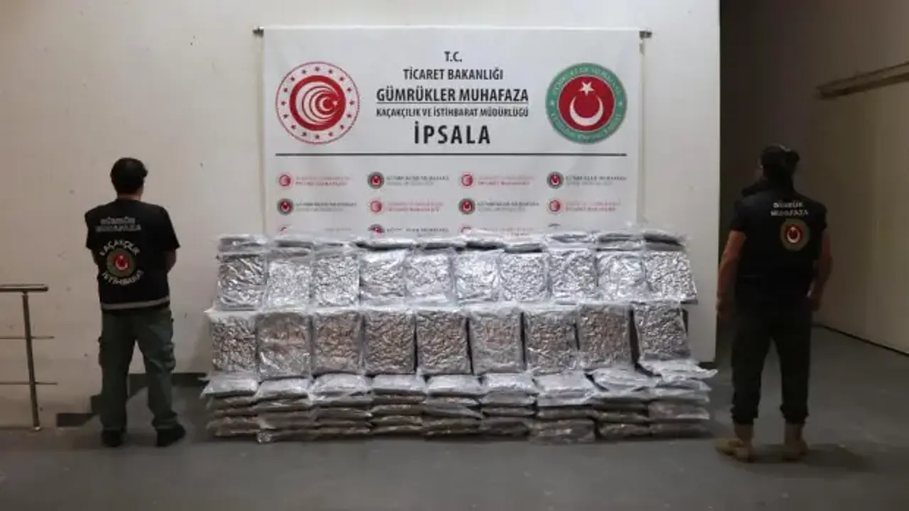 Edirne'de gümrük kapılarında 147 kilo esrar ve 27 kilo kokain ele geçirildi