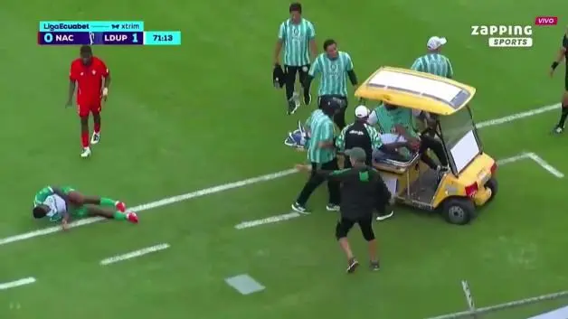 Ekvador'da yeşil sahalarda nadir görülen bir kaza yaşandı! Sağlık aracı başka futbolcuyu yaraladı