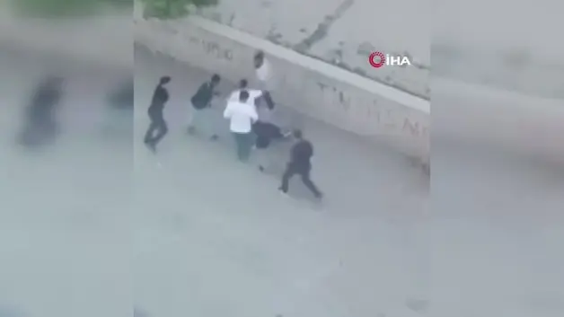 Elazığ'da acımasız darp kamerada: Araya aldıkları şahsı topluca tekmelediler