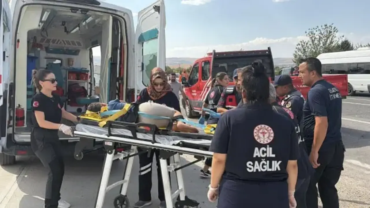 Elazığ'da minibüs ile hafif ticari araç çarpıştı: 7 yaralı