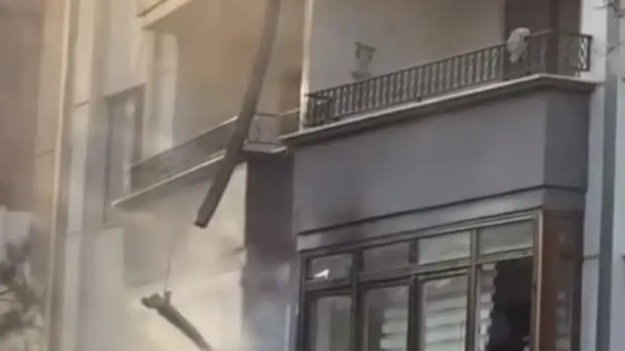 Elektrikli araç şarj istasyonunda çıkan yangın daireye sıçradı
