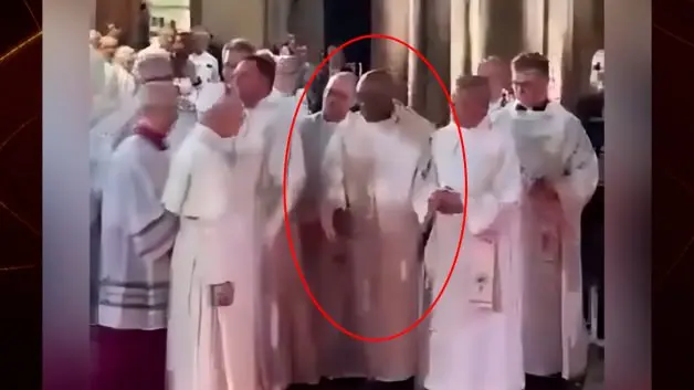 Eli havada kaldı! Papa 14. Leo Fransa ziyaretinde siyahi rahibi görmezden geldi