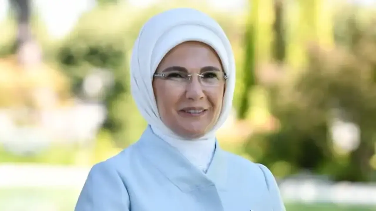 Emine Erdoğan, İzmit Körfezi'ndeki temizlik çalışmalarında emeği geçenleri tebrik etti