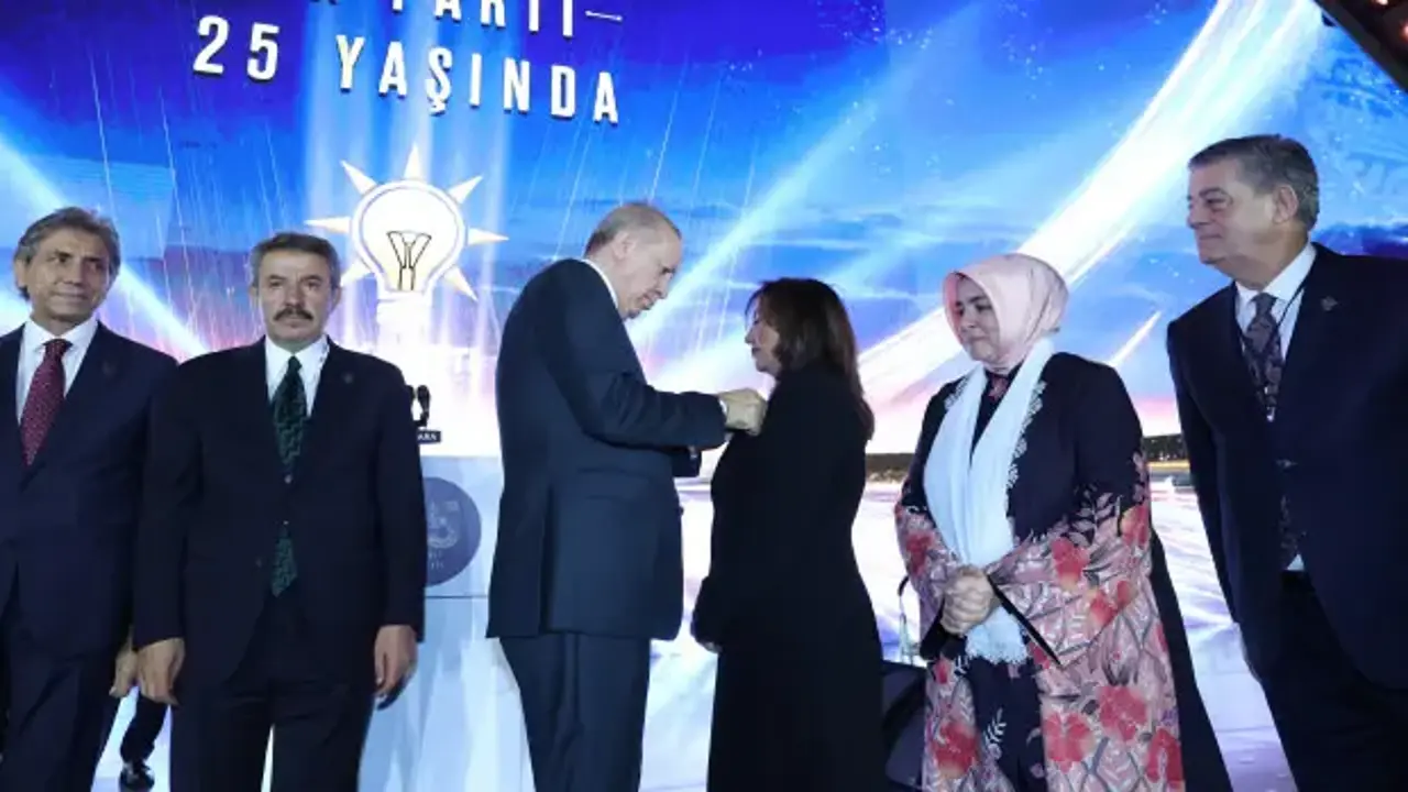 Erdoğan rozetini taktı, tarihe geçti! AK Parti’nin ilk Süryani Başkanı