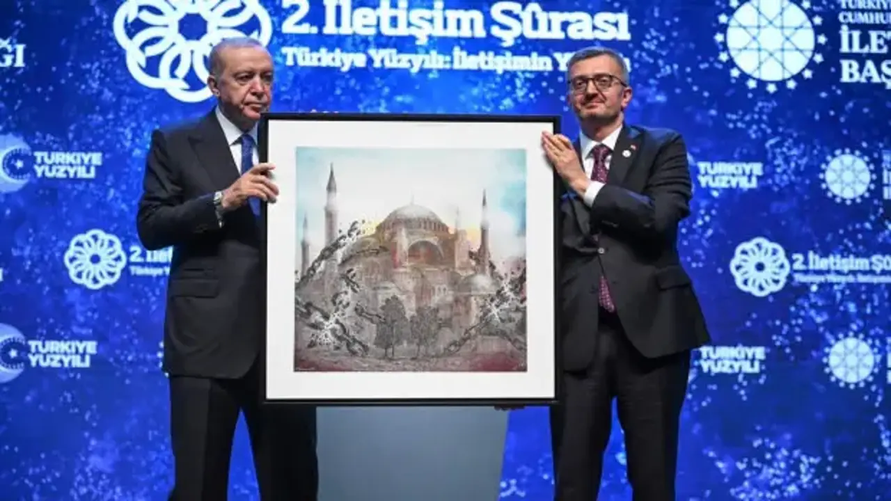 Erdoğan’a Ayasofya’nın yeniden açılışını simgeleyen tablo hediye edildi