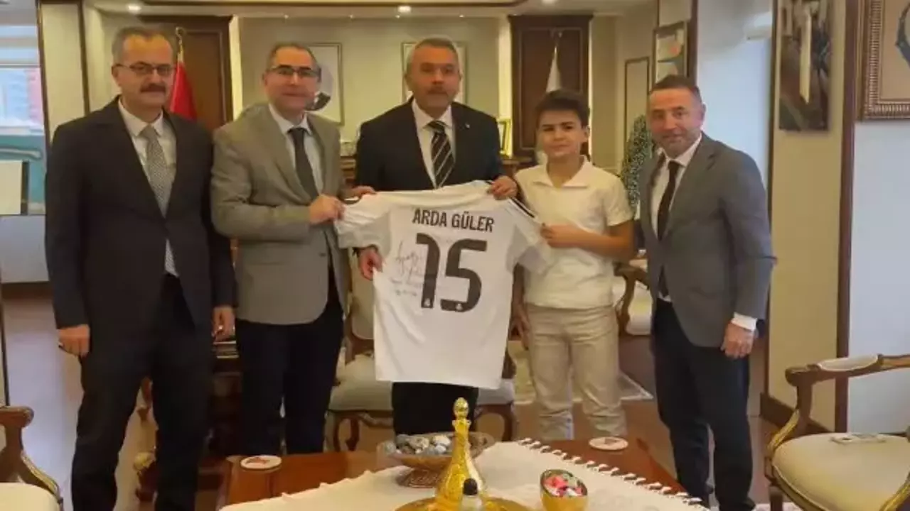 Erdoğan'dan imzalı Arda Güler forması istemişti: Rizeli Safa formasına kavuştu