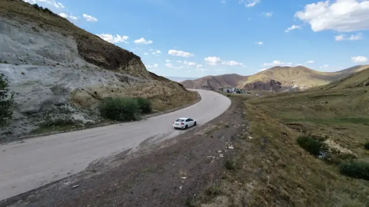 Erzurum'da akılalmaz yol: Araçlar vites boştayken yokuş yukarı gidiyor