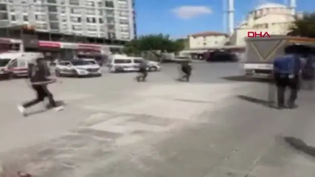 Esenler’de kendini yaralayıp bıçakla polislerin üzerine yürüyen şüpheli kamerada