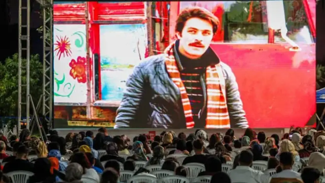 Esenler'de vatandaşlar yazlık sinemada buluşuyor!
