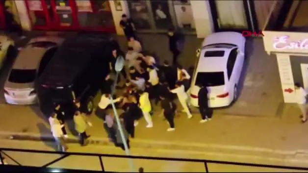 Esenyurt'ta düğün sonrası tekmeli yumruklu kavga: Arabanın üstüne çıkıp kalabalığa daldı