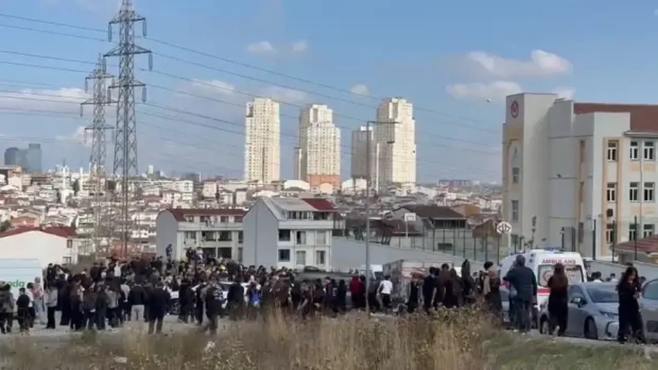 Esenyurt'ta lisede bıçaklı kavga: 2 yaralı