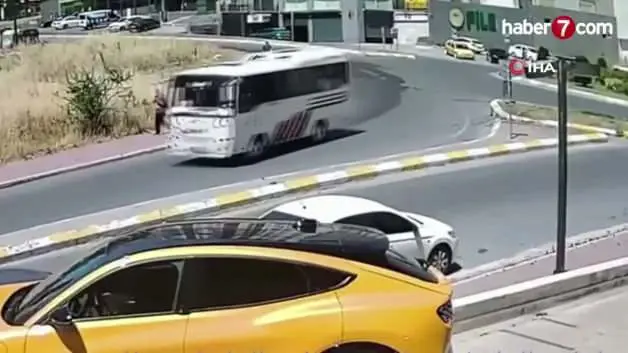Esenyurt'ta, ters yönde giden scooter sürücüsüne araba çarptı