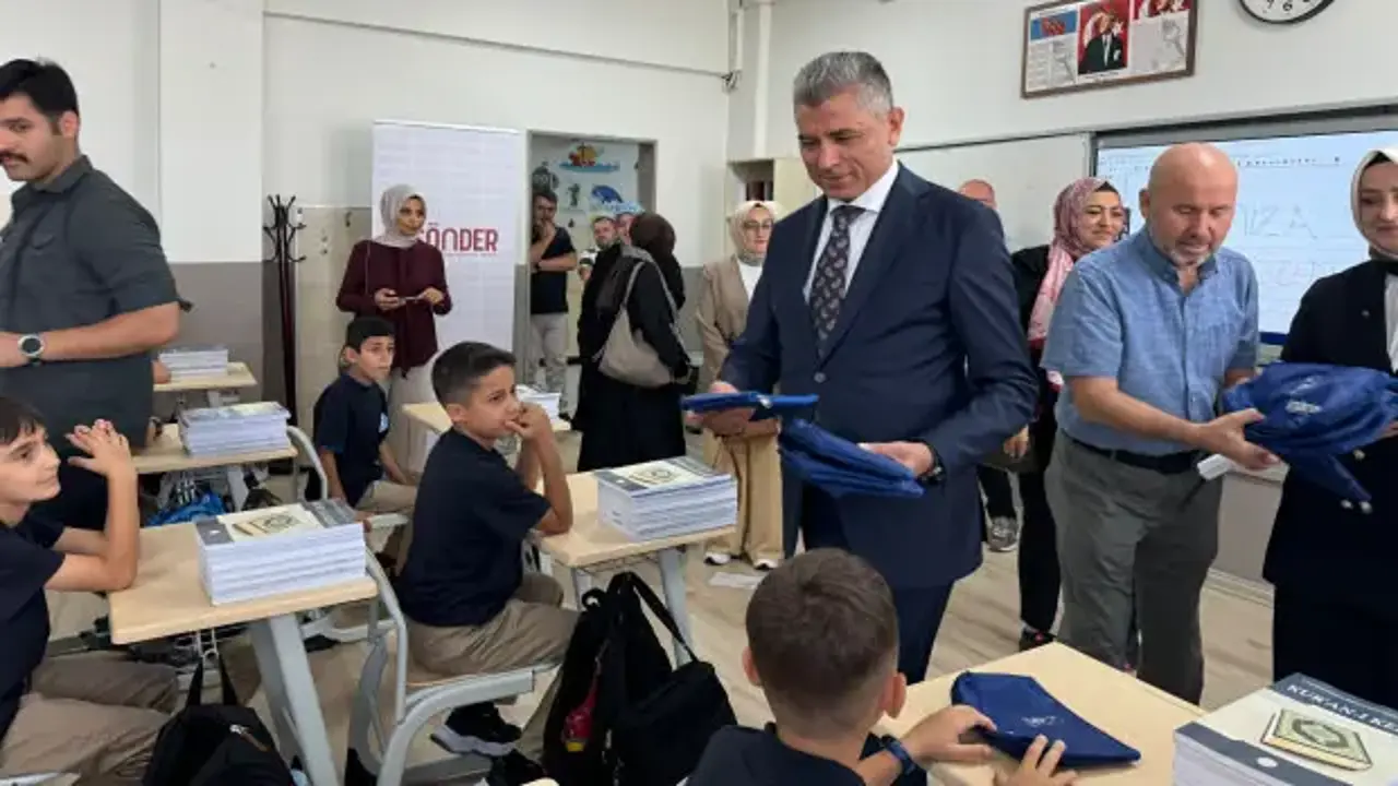 Eyüpsultan’da öğrencilerin yüzünü güldüren proje! 13 okulda “Aramıza Hoş Geldin” sürprizi