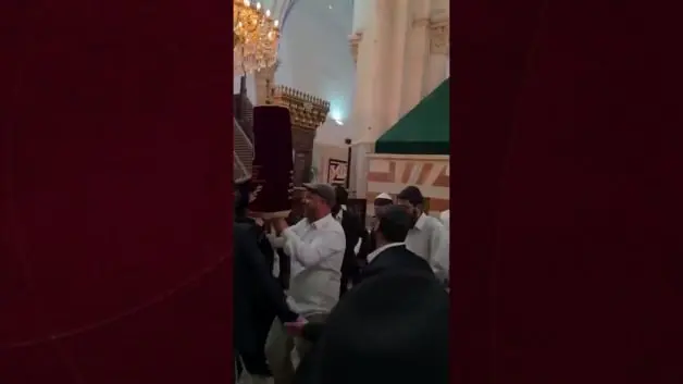 Fanatik Yahudiler'den küstah hareket: Camiye dalıp dans ettiler