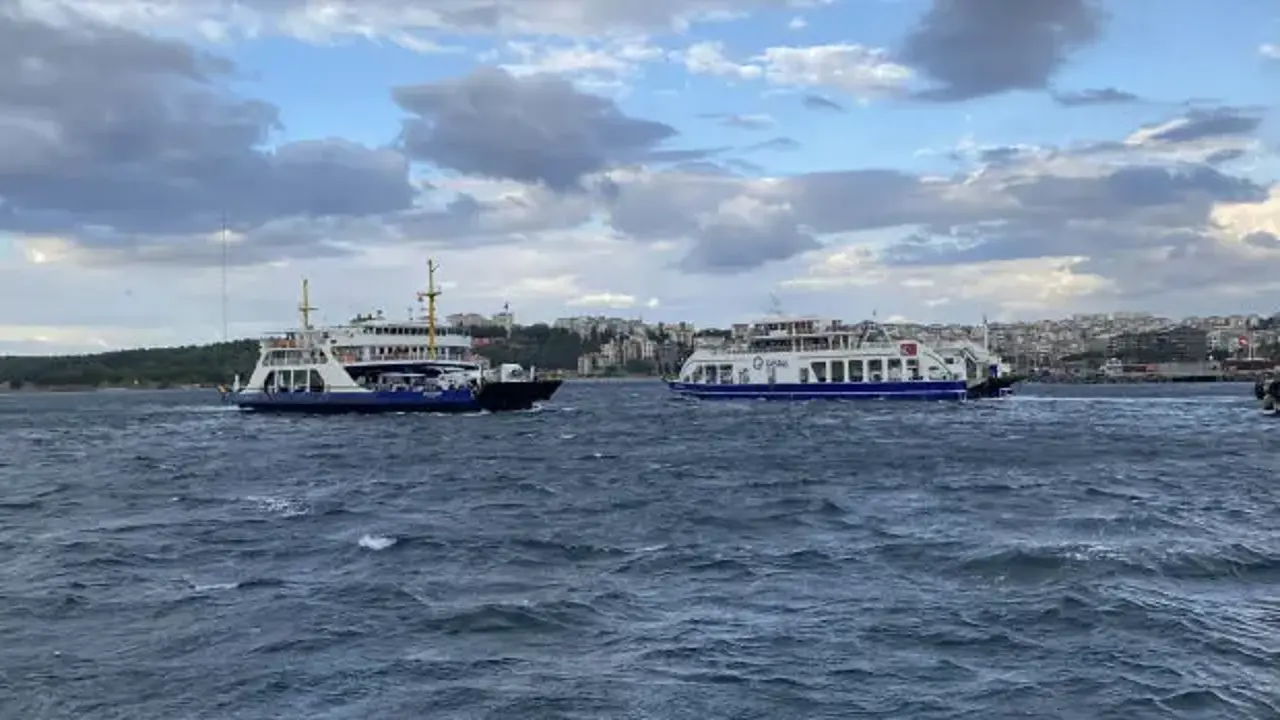 Feribot seferlerine fırtına engeli